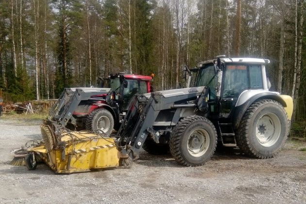 Kaksi traktoria